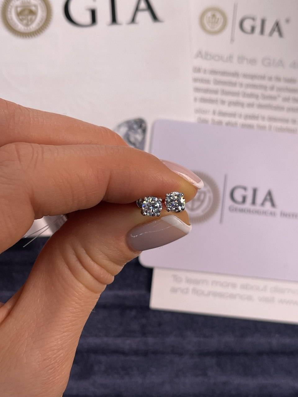 Серьги пусеты из платины с бриллиантами (048966)