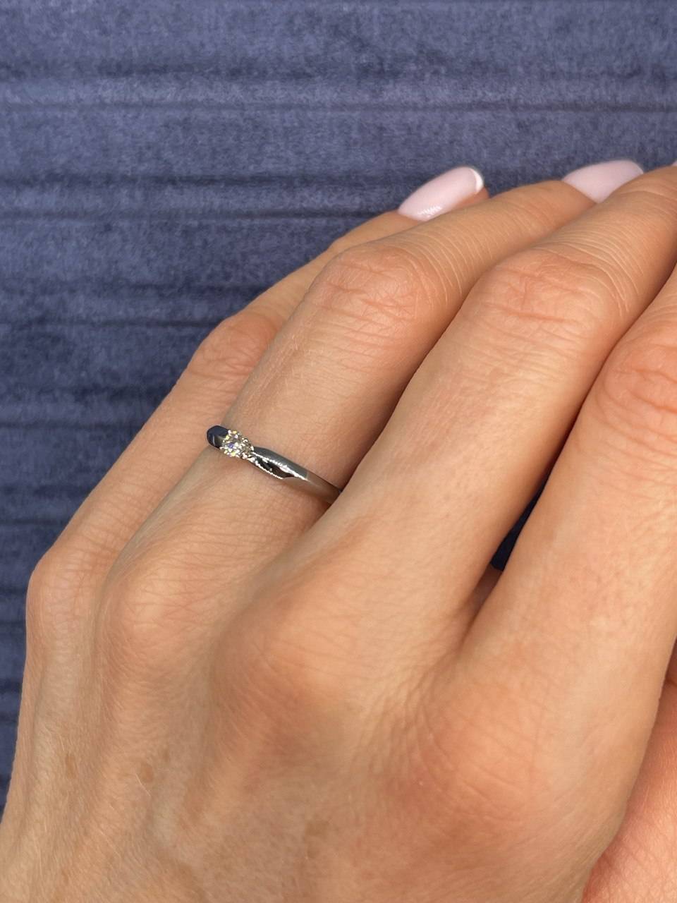 Помолвочное кольцо из платины с бриллиантом (048218)