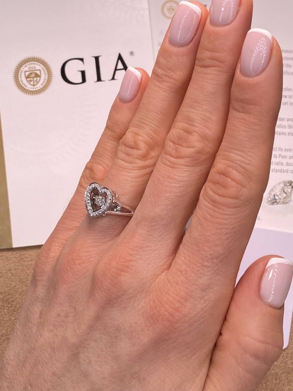 Кольцо из белого золота с бриллиантами (047826)