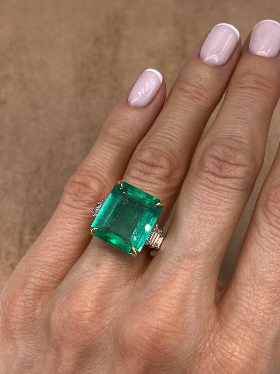 Кольцо из белого золота с бриллиантами и изумрудом (053529)