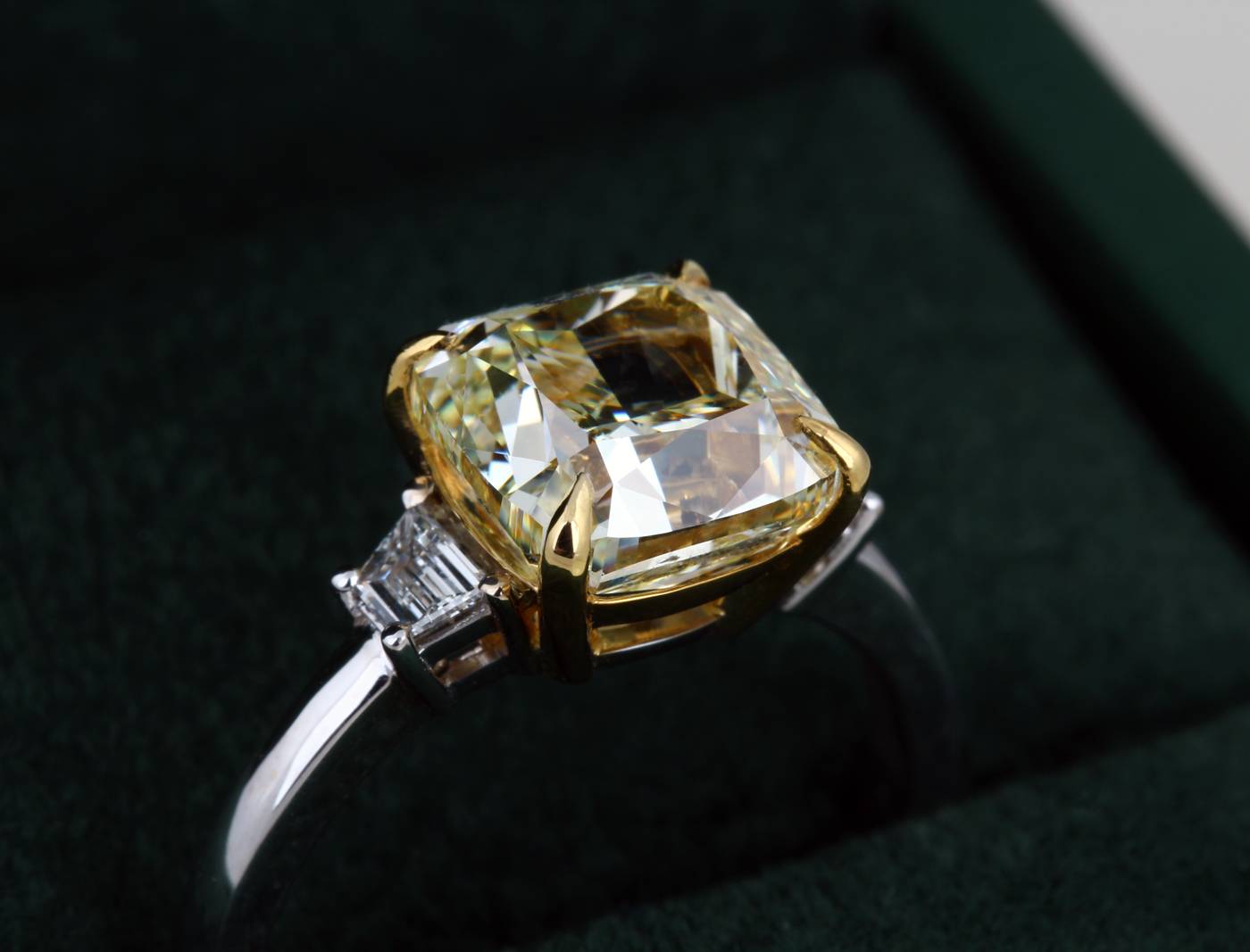 Помолвочное кольцо из белого золота с жёлтым бриллиантом (063211)