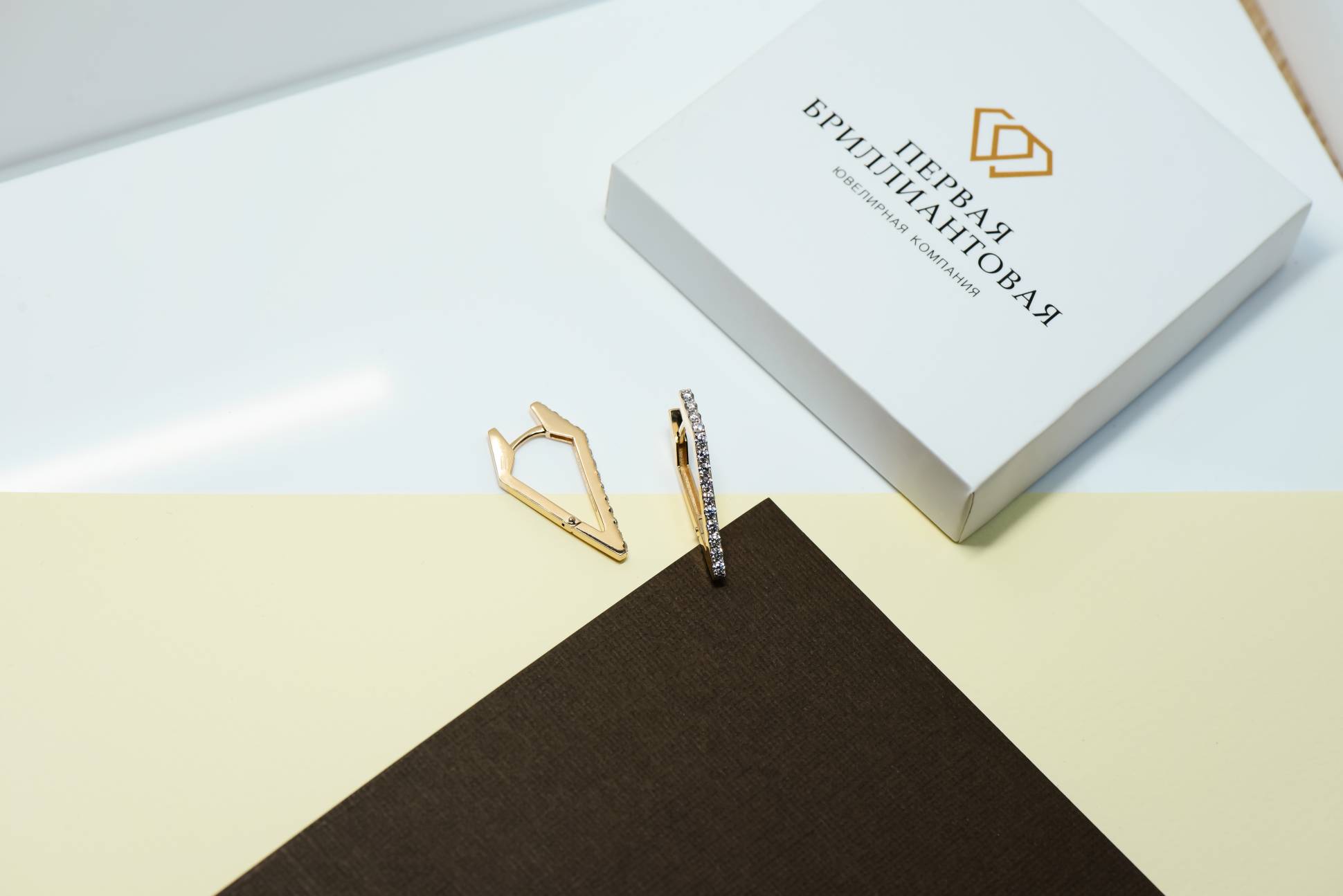 Серьги из комбинированного золота с бриллиантами (043484)