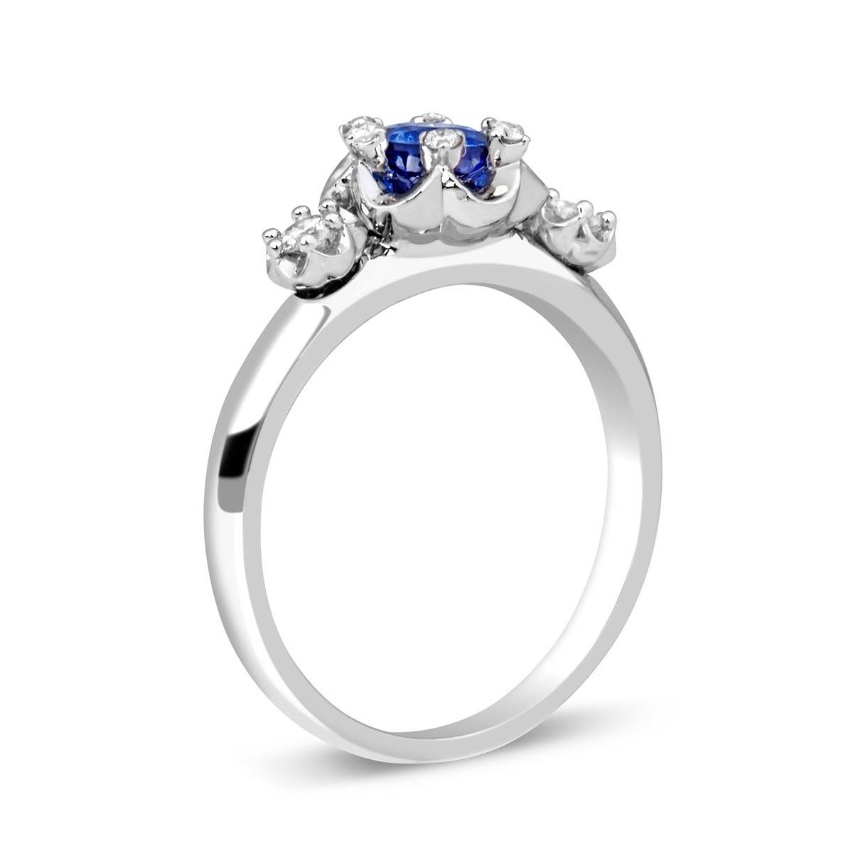 Кольцо с сапфиром и бриллиантами из белого золота (014219)