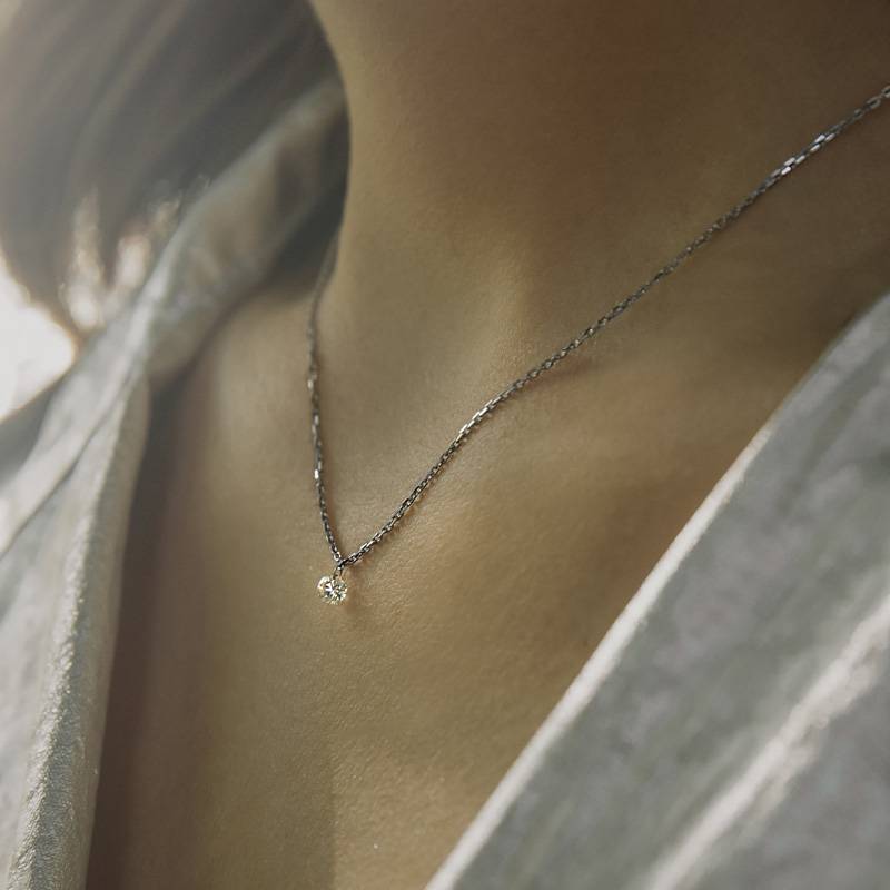 Колье из белого золота с бриллиантом (047758)