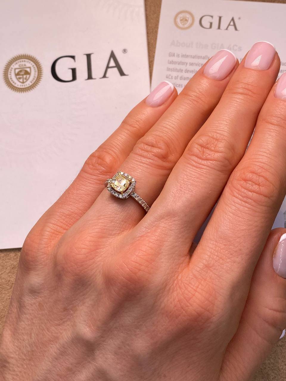 Помолвочное кольцо из белого золота с бриллиантами (052531)