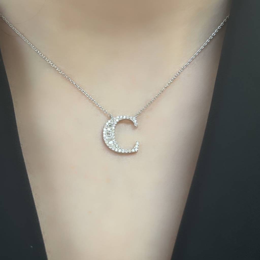 Колье из белого золота с бриллиантами 