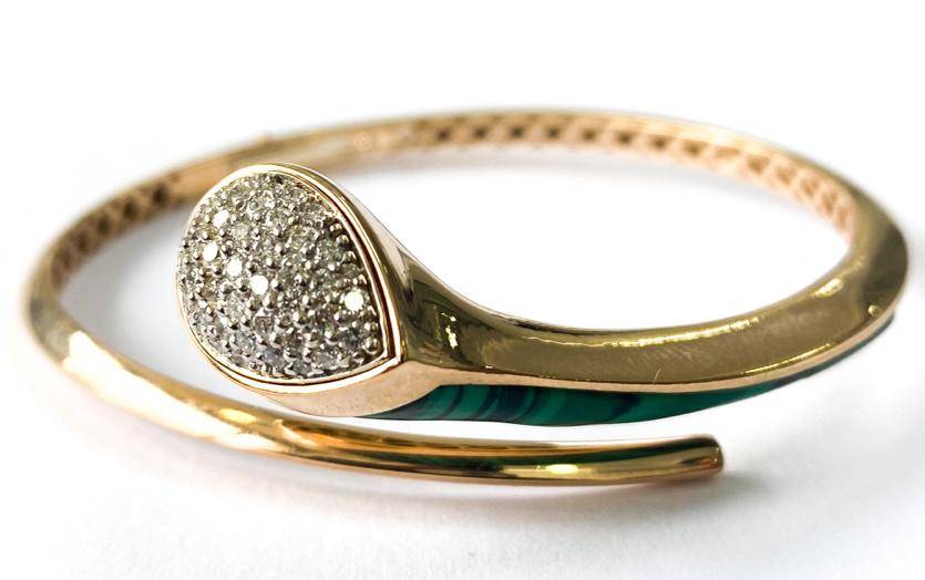 Браслет из красного золота с бриллиантами и малахитом (054640)