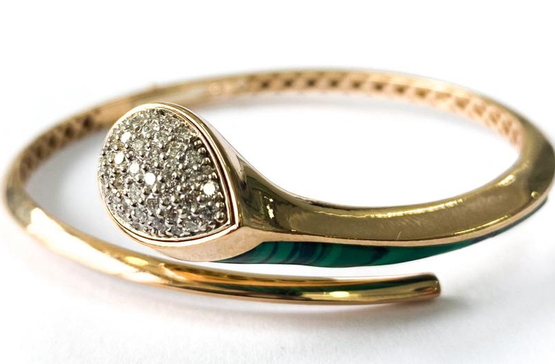 Браслет из красного золота с бриллиантами и малахитом (054640)