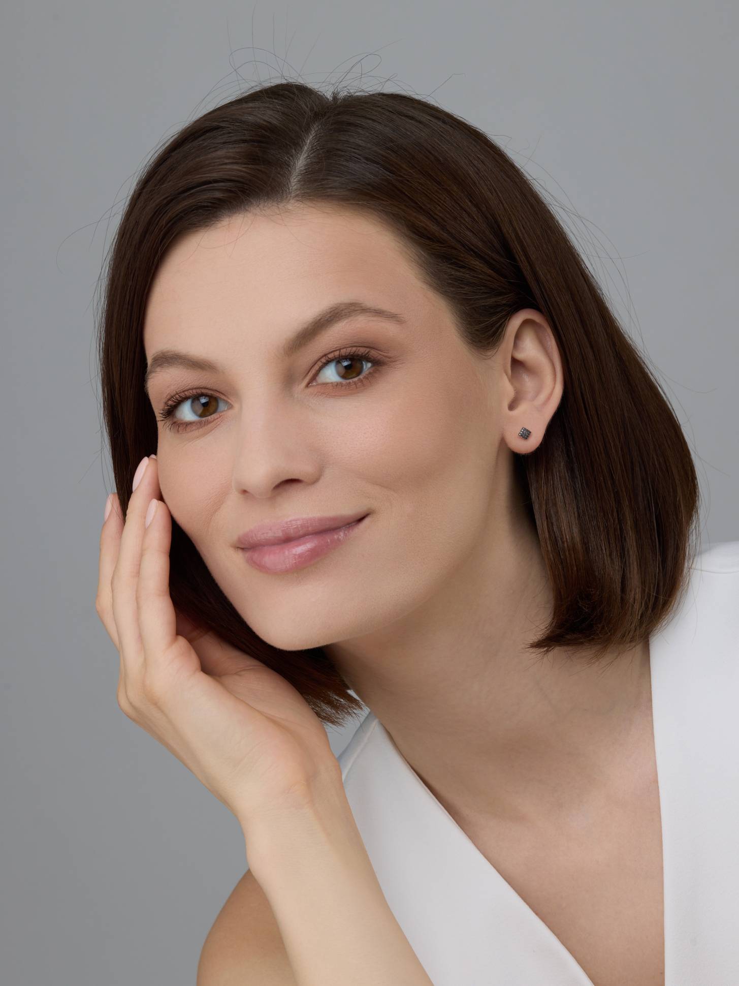 Серьги пусеты из белого золота с чёрными бриллиантами (049930)