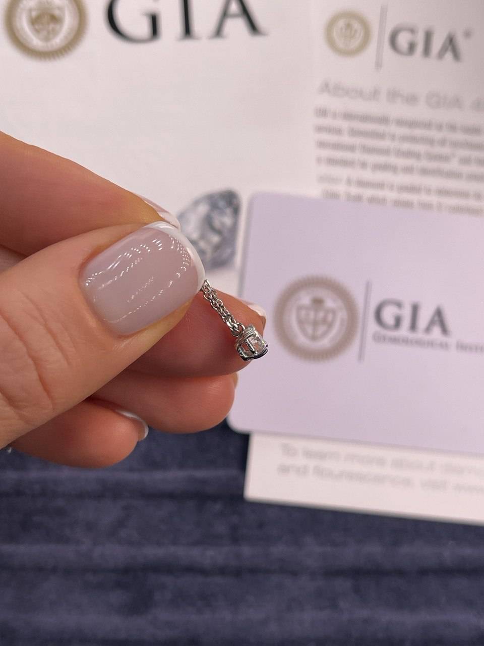 Колье из белого золота с бриллиантом (046249)