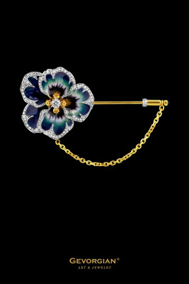 Эксклюзивная брошь "Анютины глазки" из жёлтого золота 750 пробы с бриллиантами, цветными сапфирами и горячей эмалью (054830)