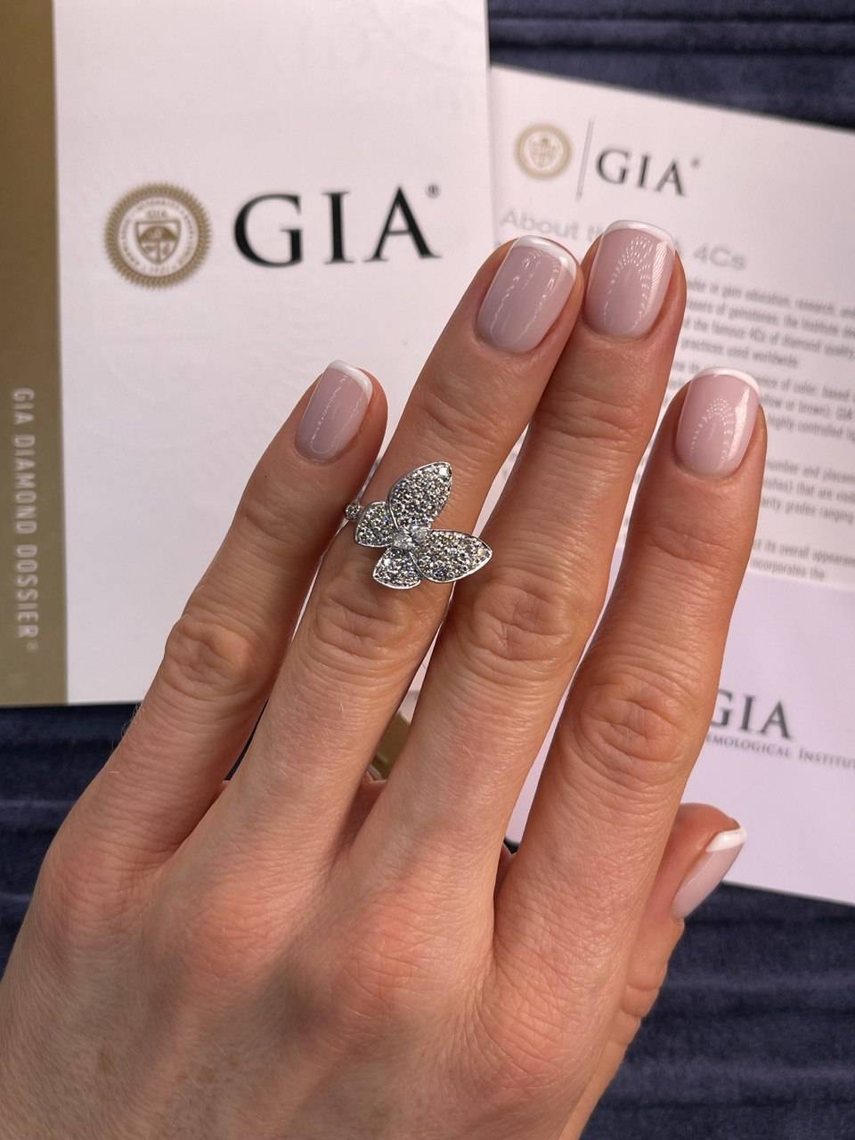 Кольцо из белого золота с бриллиантами 