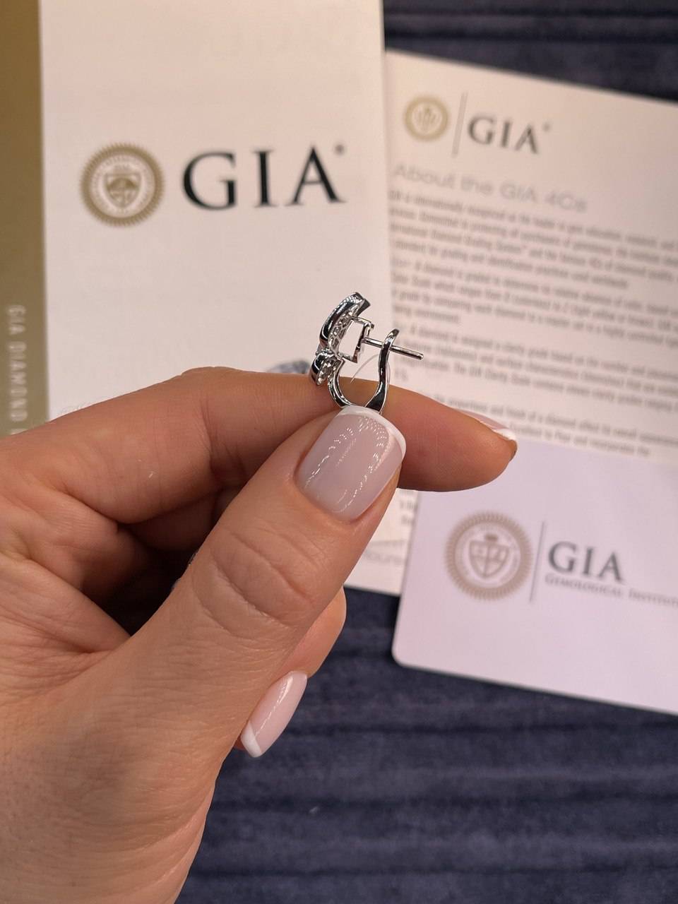 Серьги из белого золота с бриллиантами 