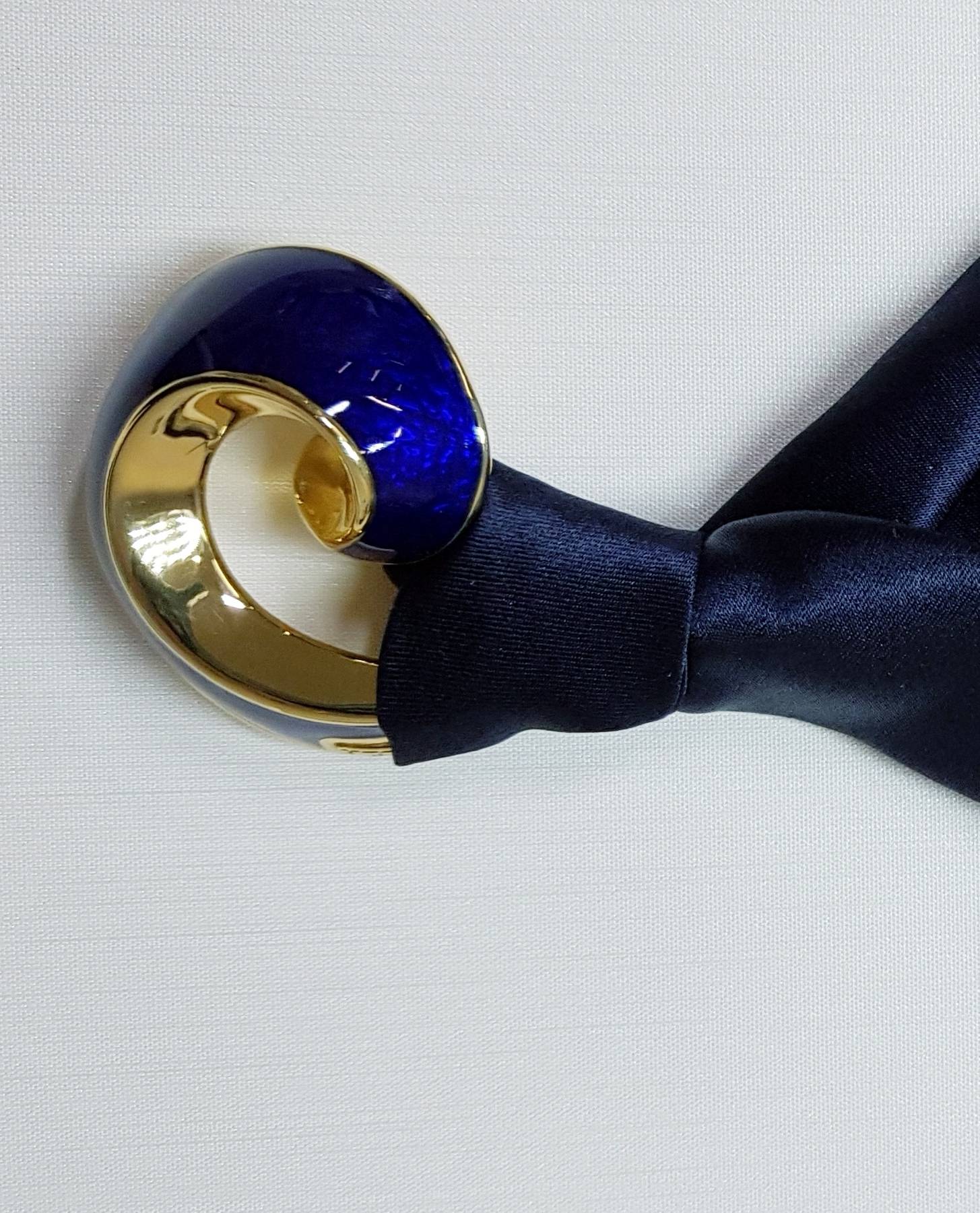 Колье из серебра с эмалью и шёлком 