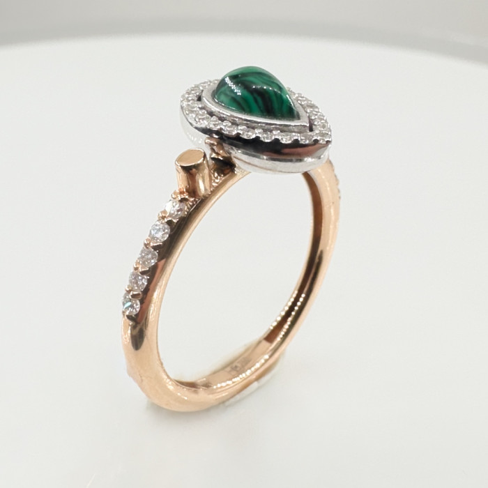 Кольцо из красного золота с бриллиантами и малахитом (054639)