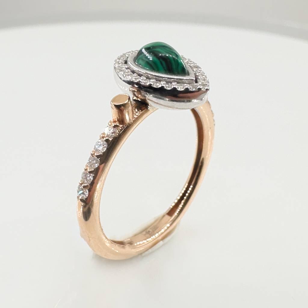 Кольцо из красного золота с бриллиантами и малахитом (054639)