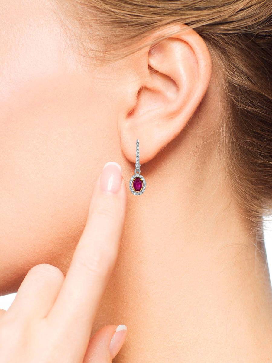 Серьги из белого золота с бриллиантами и рубинами (049876)