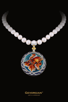 Эксклюзивное колье &quot;Золотая рыбка&quot; из комбинированного золота 750 пробы с бриллиантами, сапфирами, жемчугом и горячей эмалью (055510)