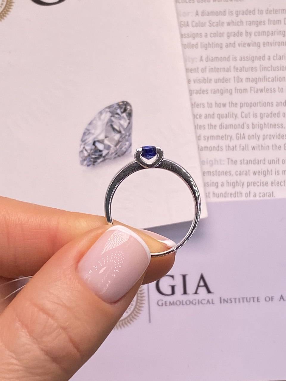 Помолвочное кольцо из белого золота с сапфиром (049018)