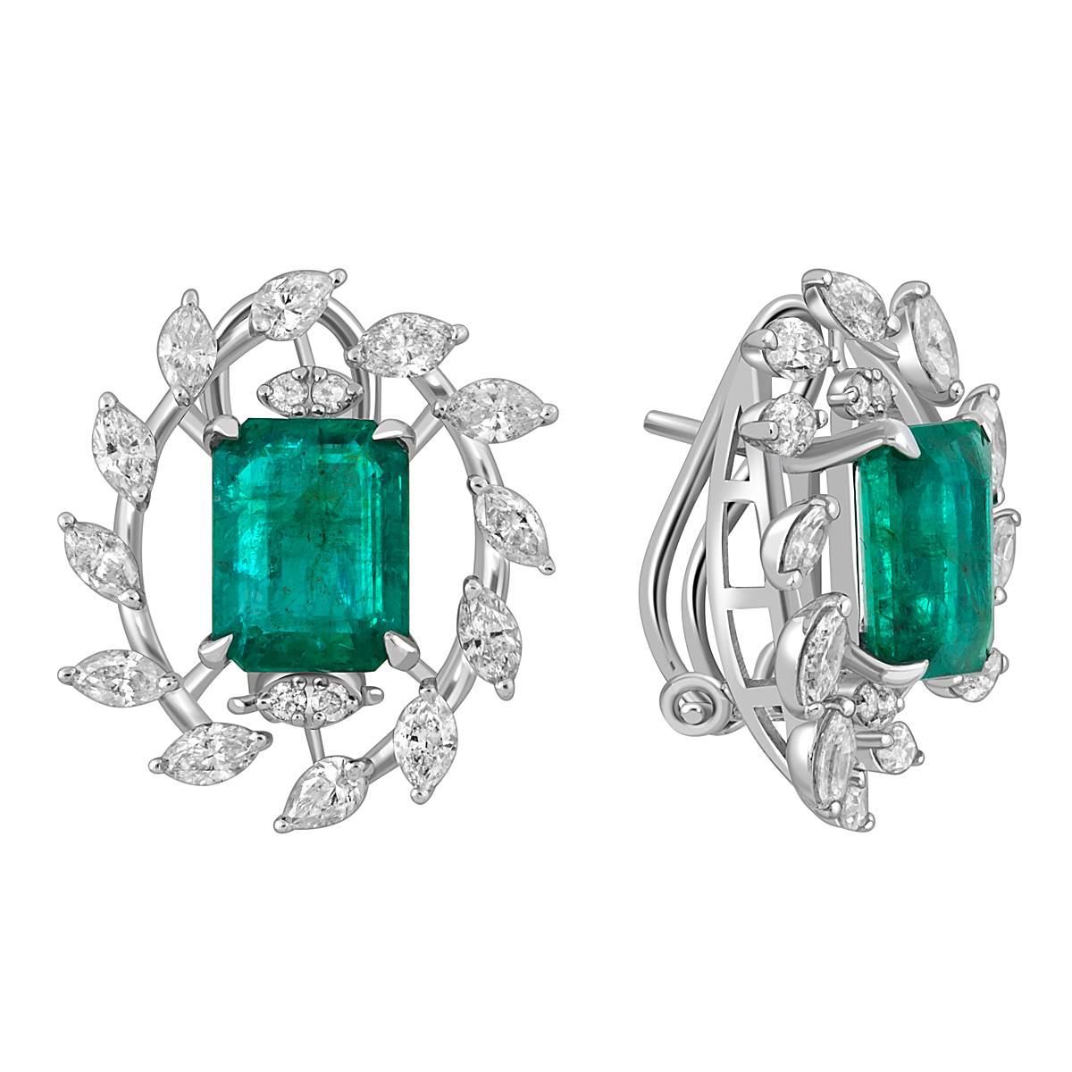 Серьги из белого золота с бриллиантами и изумрудами (047584)