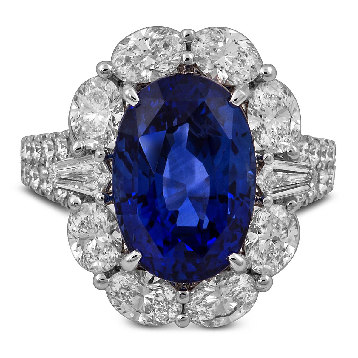 Кольцо из белого золота с бриллиантами и сапфиром 