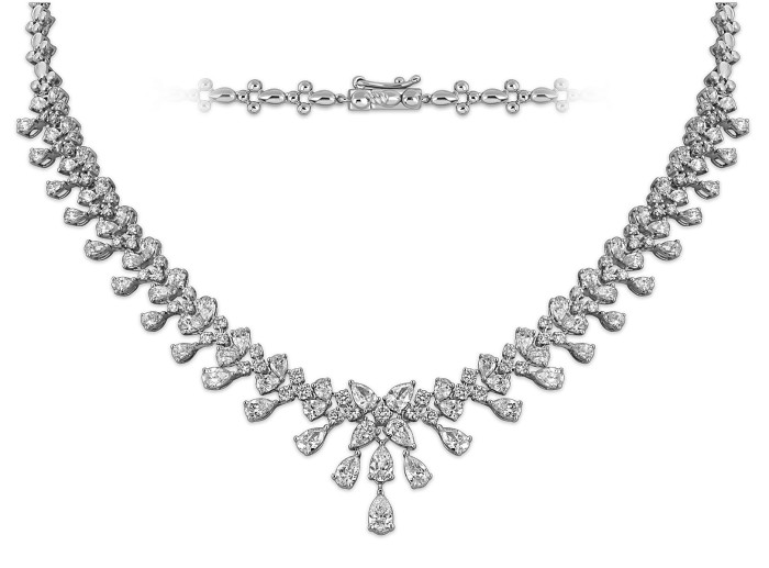 Колье из белого золота с бриллиантами (052621)