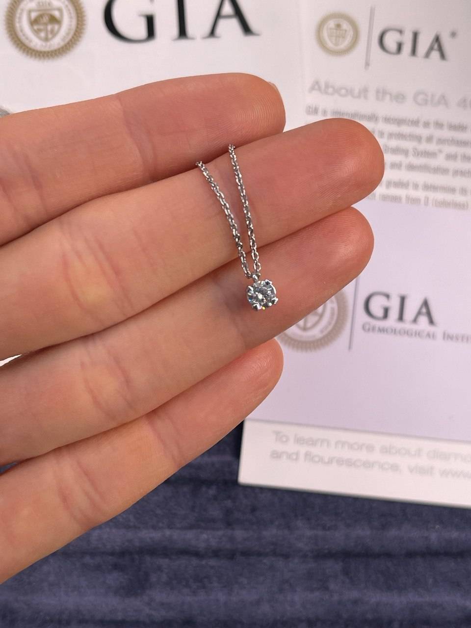 Колье из платины и белого золота с бриллиантом (047339)