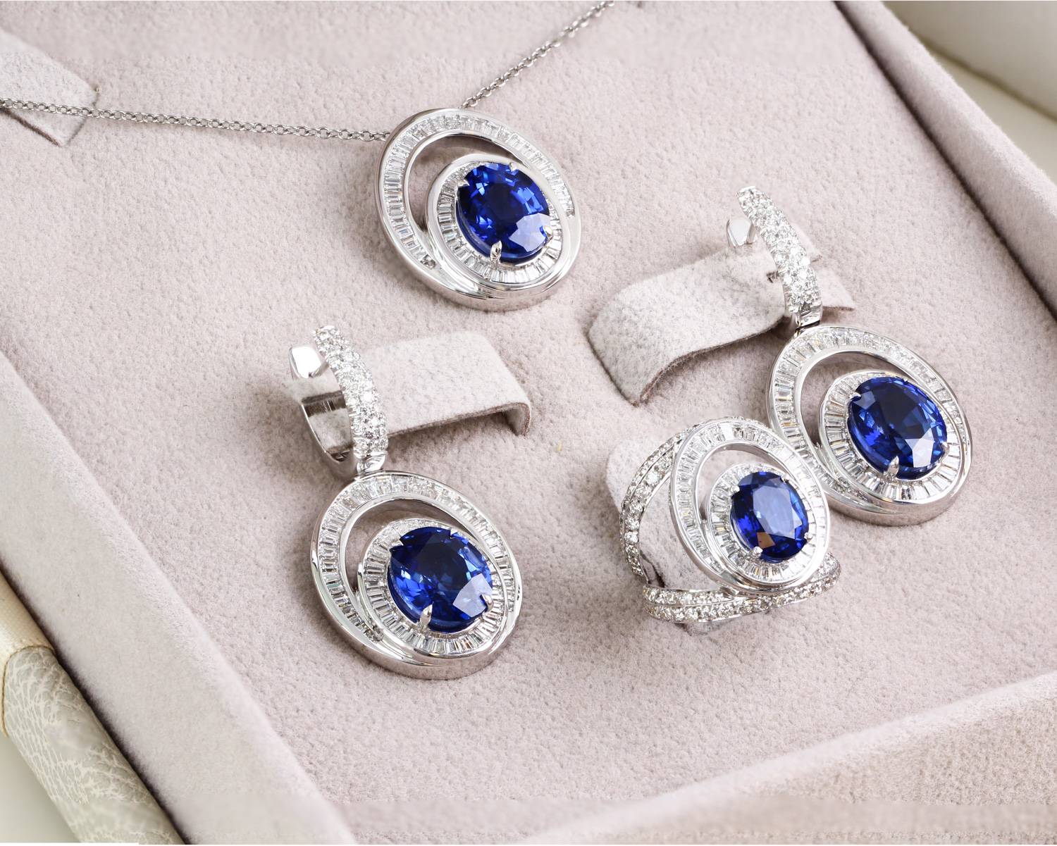 Кольцо из белого золота 750 пробы с бриллиантами и сапфиром (046828)