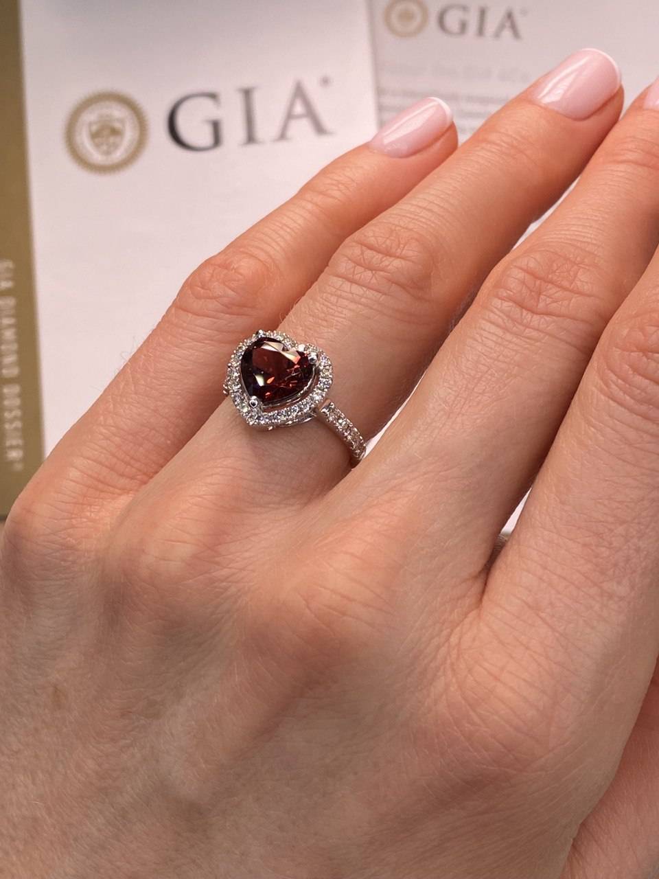 Помолвочное кольцо из белого золота с бриллиантами и гранатом Сердце Сердце (055693)