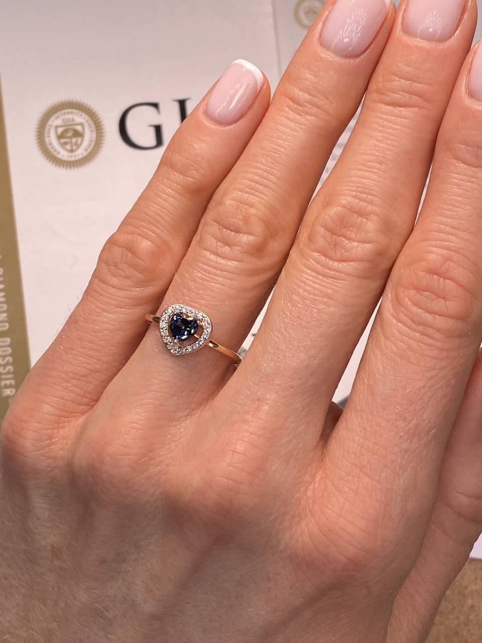 Кольцо из красного золота с топазом 