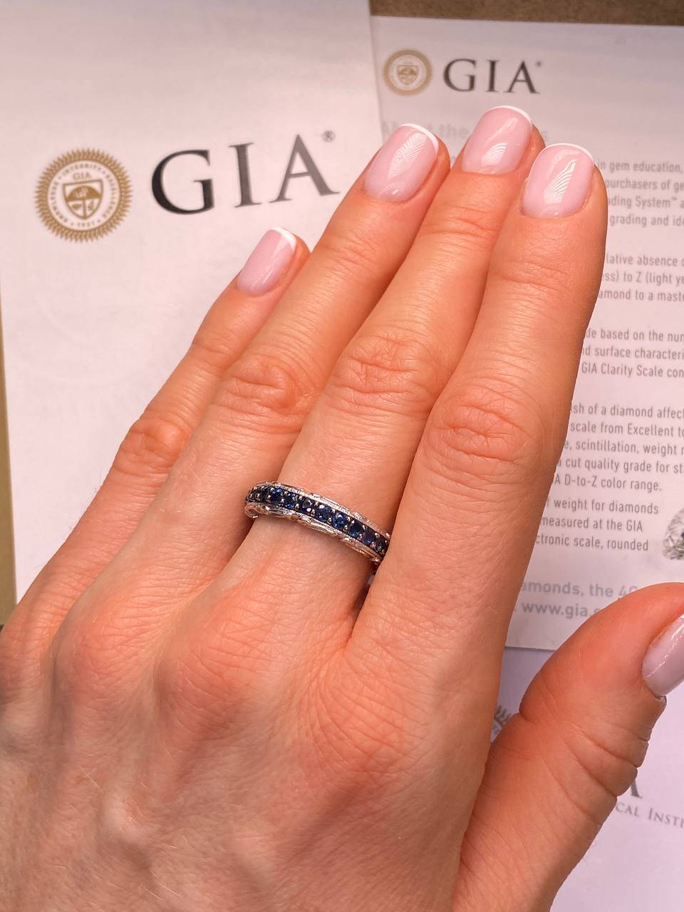 Кольцо из белого золота с сапфирами (060345)