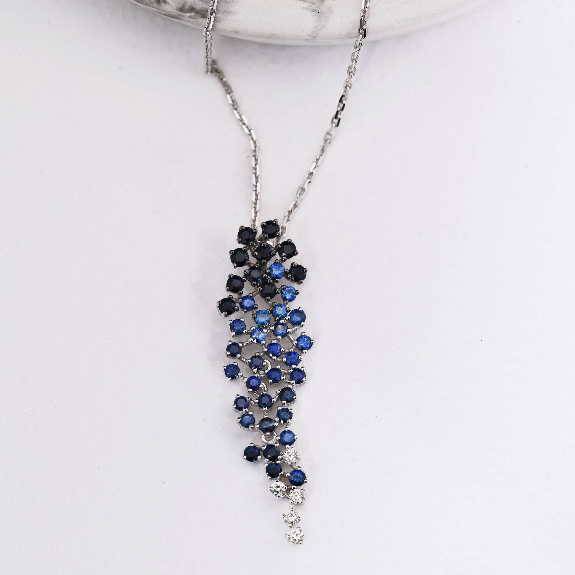Колье из белого золота с бриллиантами и сапфирами (054893)