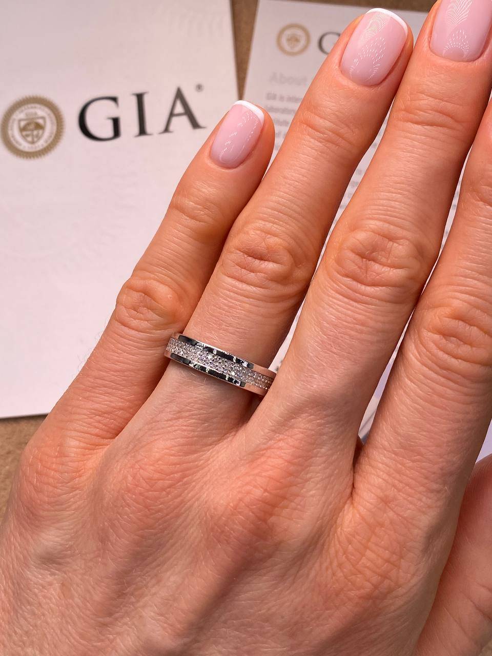 Обручальное кольцо из белого золота с бриллиантами (054195)