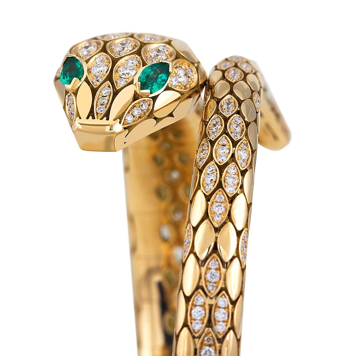 Браслет из белого золота с бриллиантами и изумрудами 