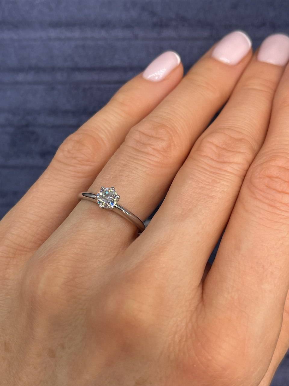 Помолвочное  кольцо из белого золота с бриллиантом (014782)