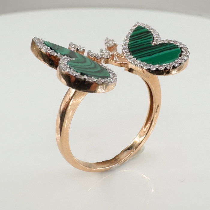 Кольцо из красного золота с бриллиантами и малахитом (054637)
