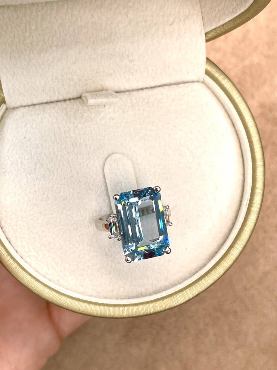 Кольцо из белого золота с бриллиантами и аквамарином (054507)