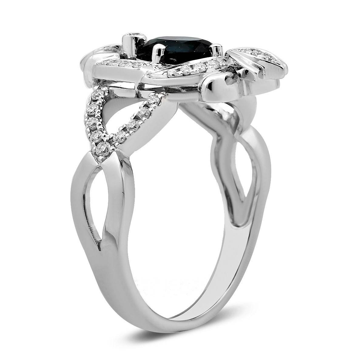 Кольцо из белого золота с бриллиантами и сапфиром (025817)