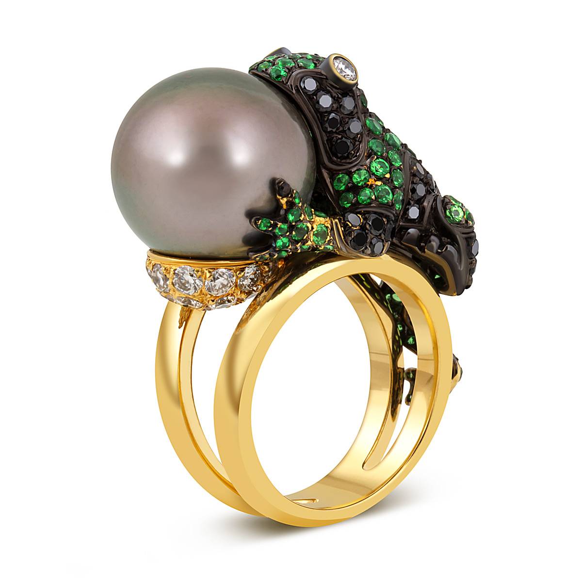 Кольцо из жёлтого золота с бриллиантами, тсаворитами и жемужиной 