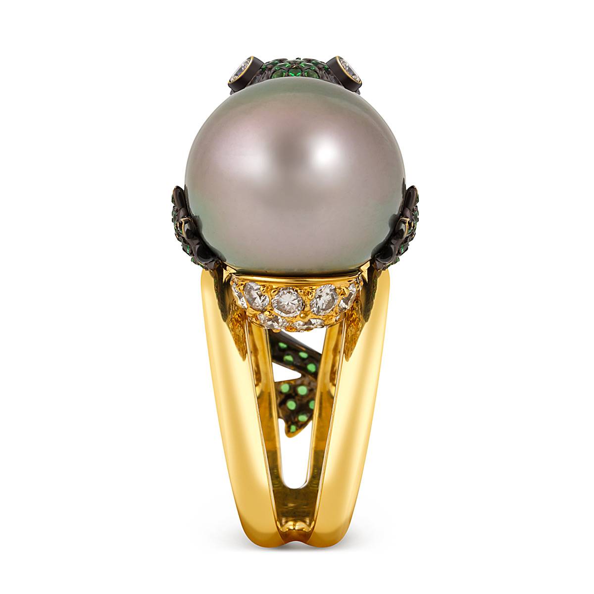 Кольцо из жёлтого золота с бриллиантами, тсаворитами и жемужиной 