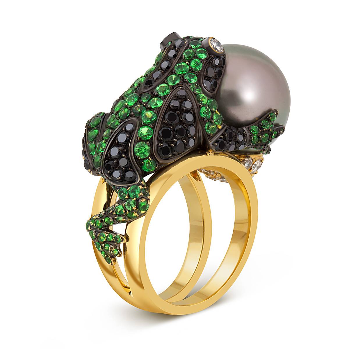 Кольцо из жёлтого золота с бриллиантами, тсаворитами и жемужиной 