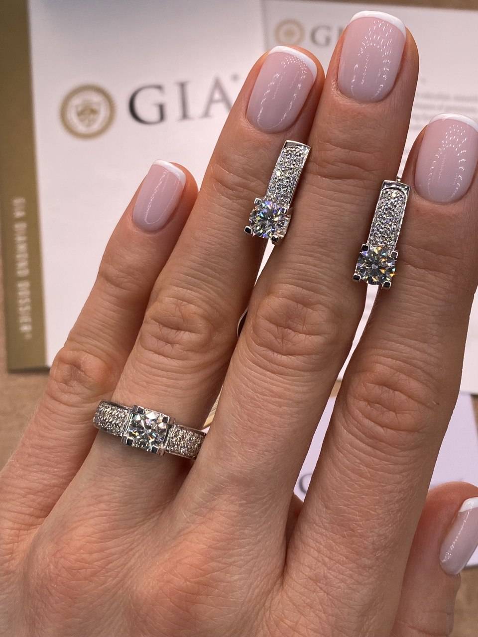 Серьги из белого золота с бриллиантами  (054431)