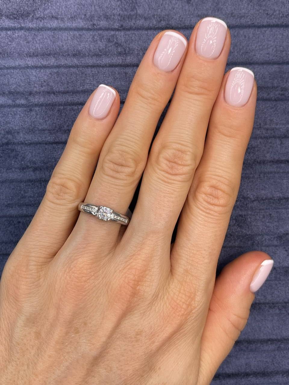 Помолвочное кольцо из платины с бриллиантами (046813)