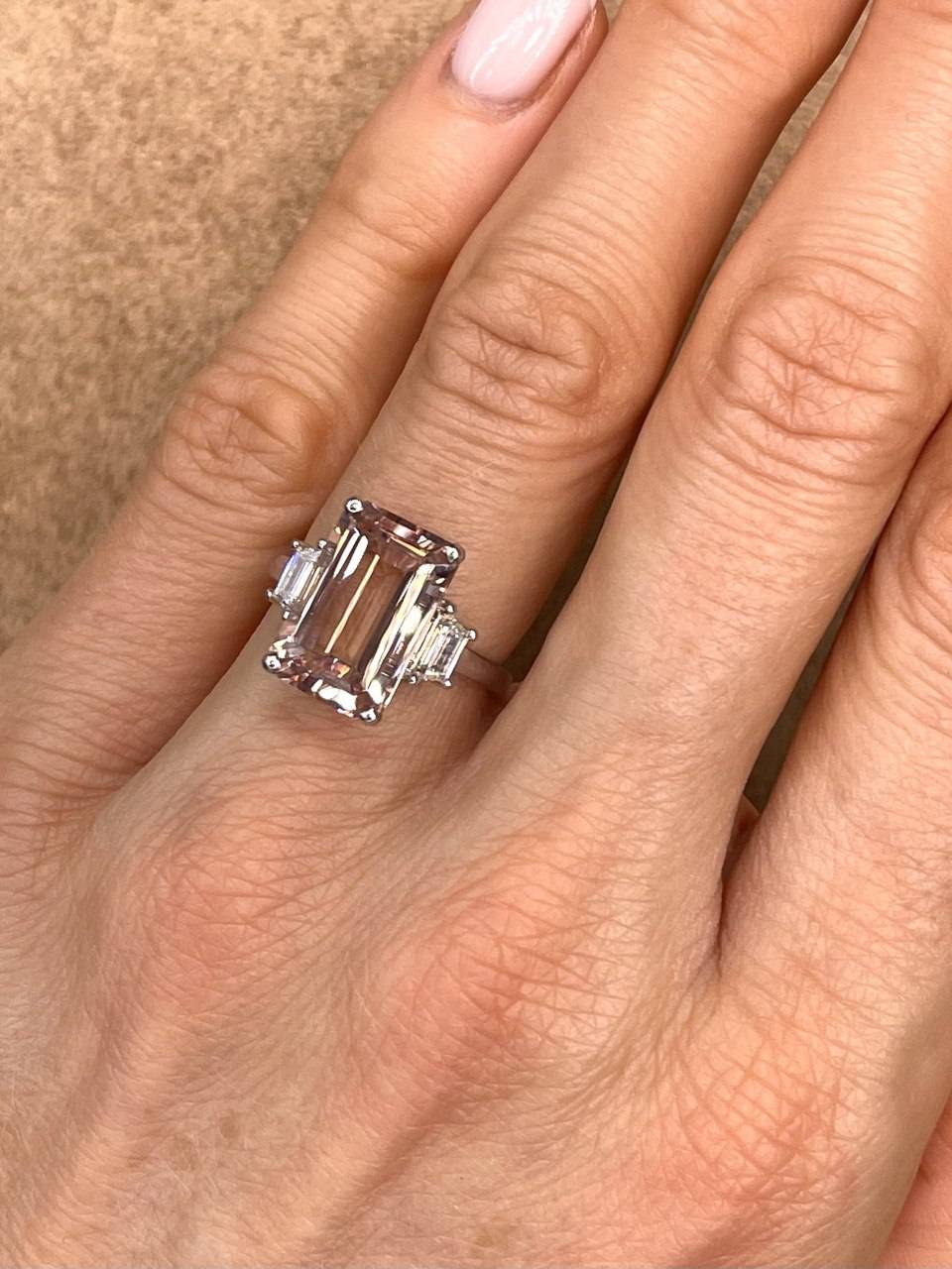 Кольцо из белого золота с бриллиантами и розовым турмалином (054508)