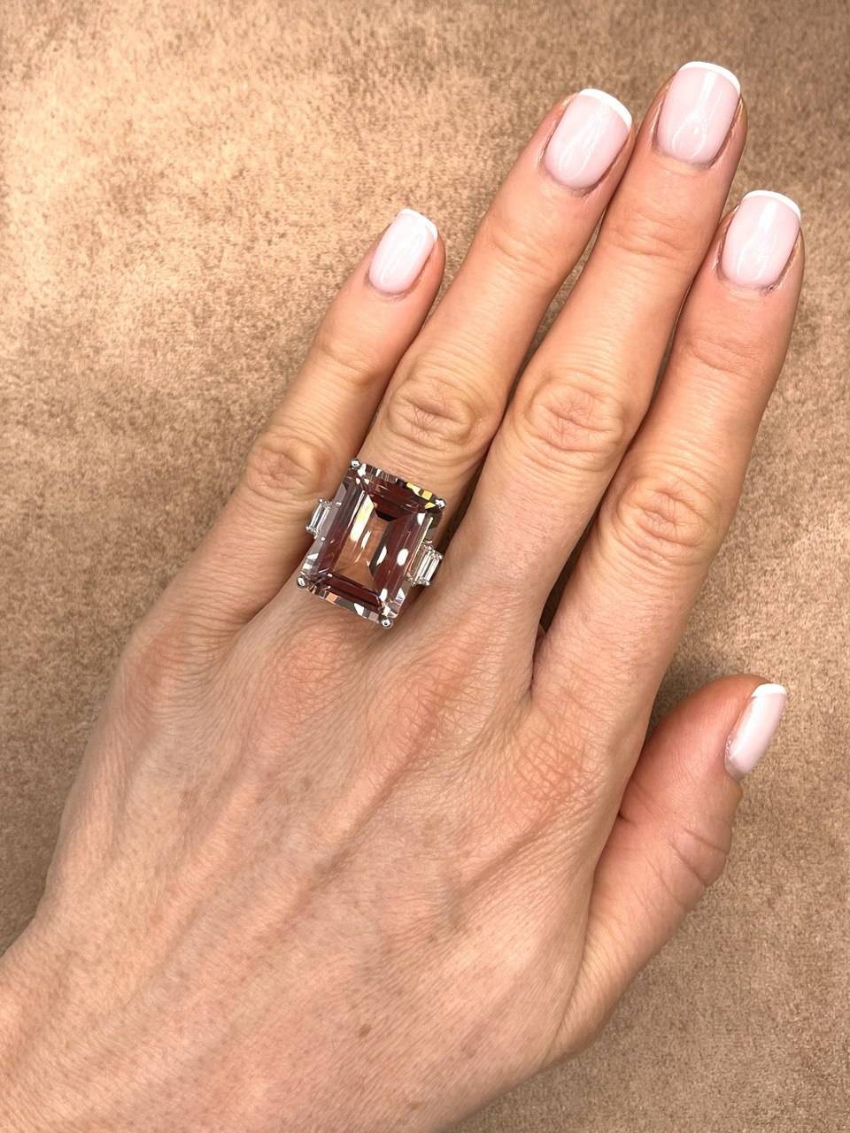 Кольцо из белого золота с бриллиантами и морганитом (054506)