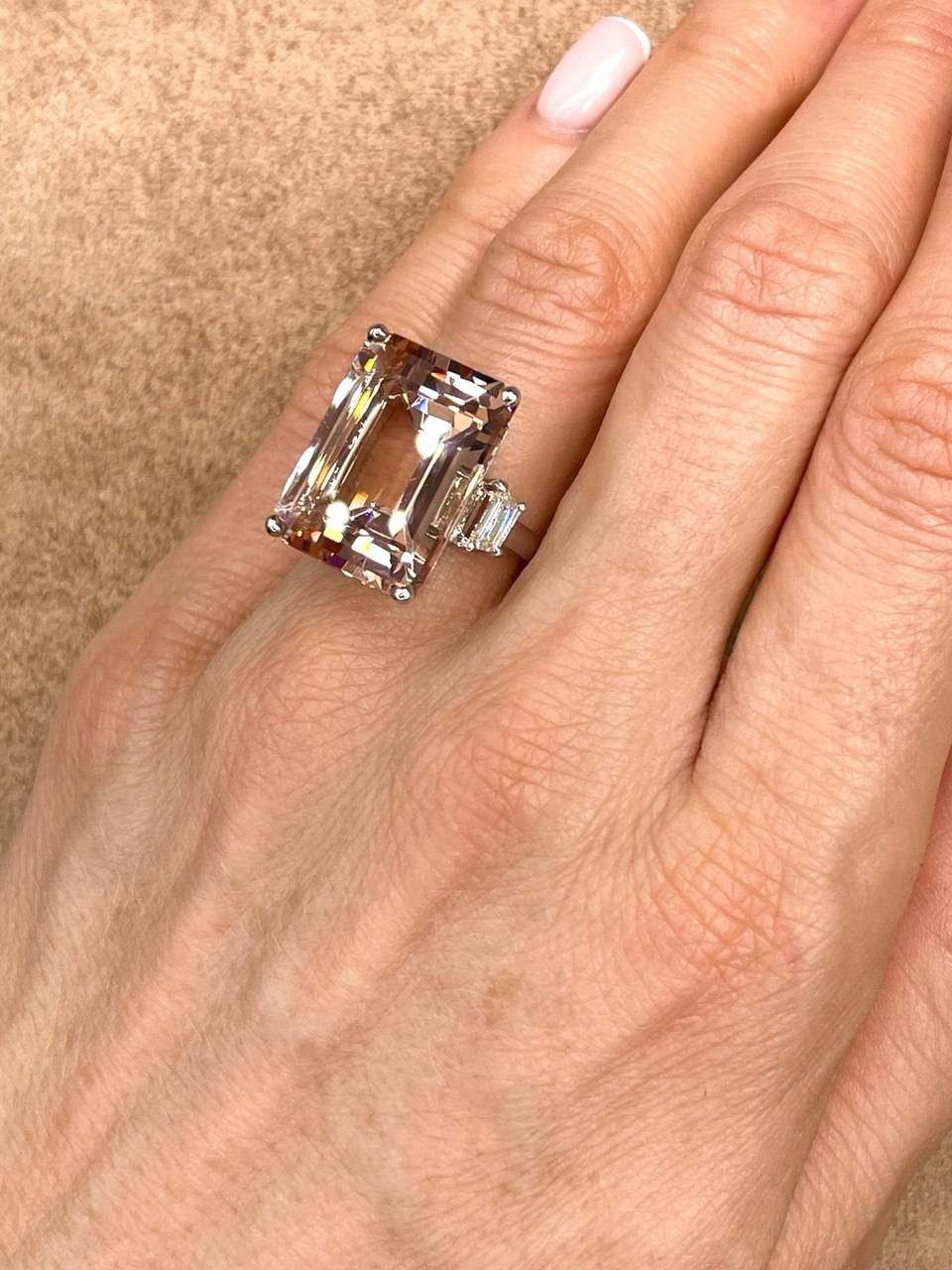 Кольцо из белого золота с бриллиантами и морганитом (054506)