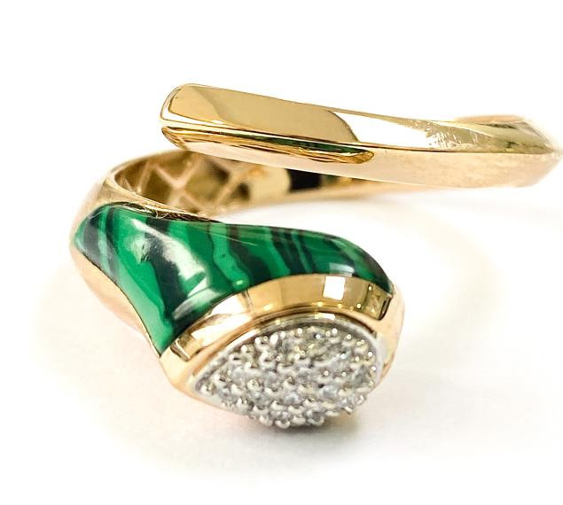 Кольцо из красного золота с бриллиантами и малахитом (054635)