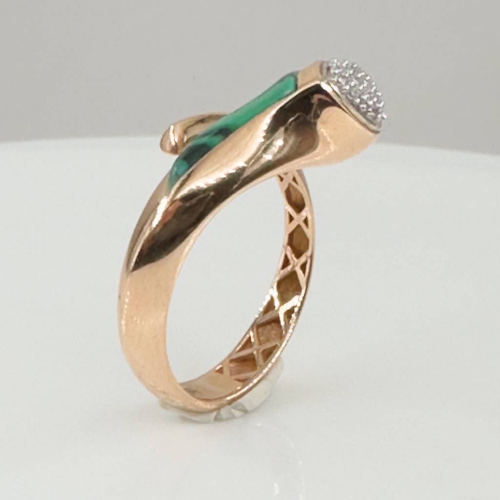 Кольцо из красного золота с бриллиантами и малахитом (054635)