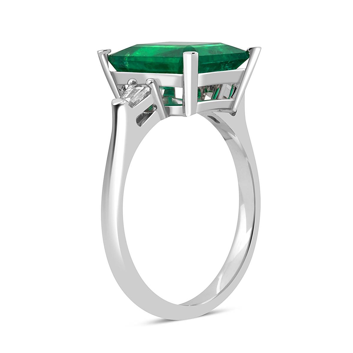 Кольцо из белого золота с бриллиантами и изумрудом (048459)