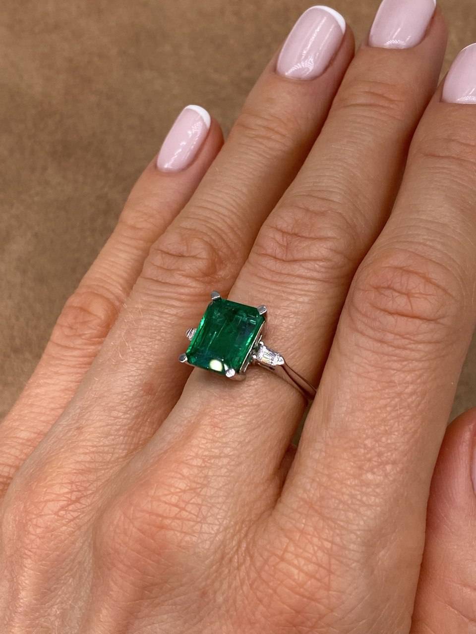 Кольцо из белого золота с бриллиантами и изумрудом (048459)